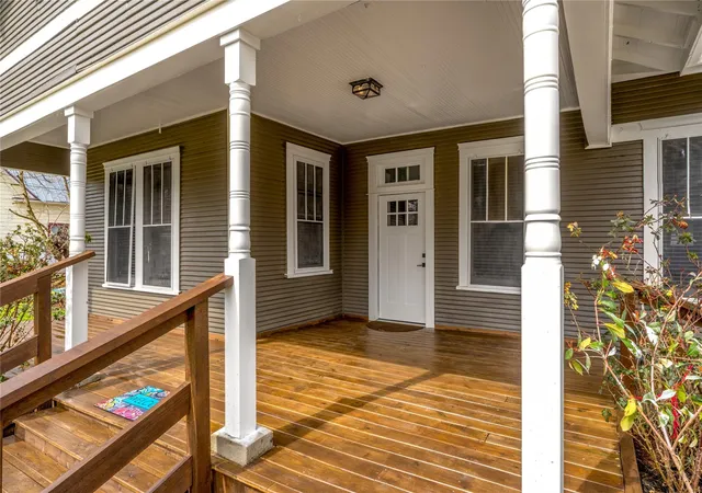 Photo 2 of Single family home for sale at 711 Bois Darc St, Lockhart, TX 78644 | MLS# 1906838 | Listing updated on 2025-06-13