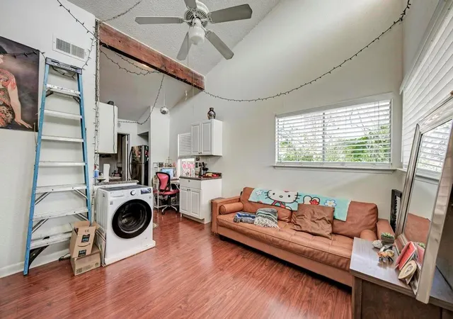 2nd image of 1010 W 23 St #15, Austin, TX 78705 | MLS# 2973493