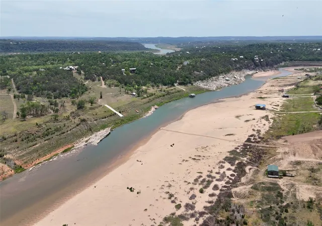 17th image of 29 Chimney Cove Dr, Marble Falls, TX 78654 | MLS# 9568760