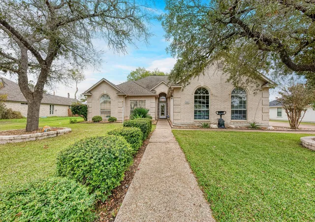 2nd image of 1610 Meadow Ln, Lockhart, TX 78644 | MLS# 6278282