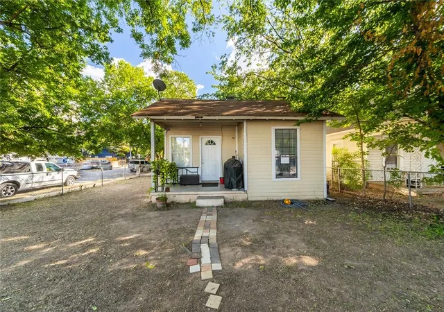Photo 2 of Single family home for sale at 1511 Holly St, Austin, TX 78702 | MLS# 5546923 | Listing updated on 2026-06-09