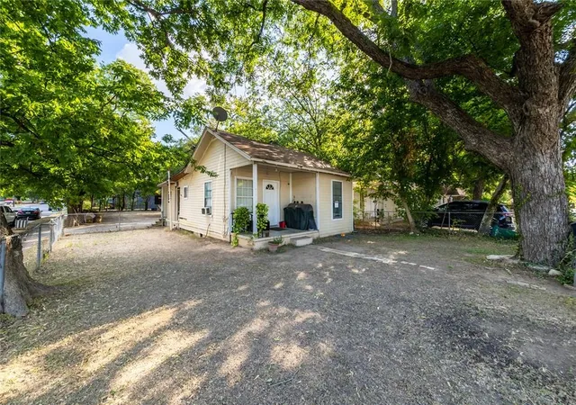 Photo 3 of Single family home for sale at 1511 Holly St, Austin, TX 78702 | MLS# 5546923 | Listing updated on 2026-06-09