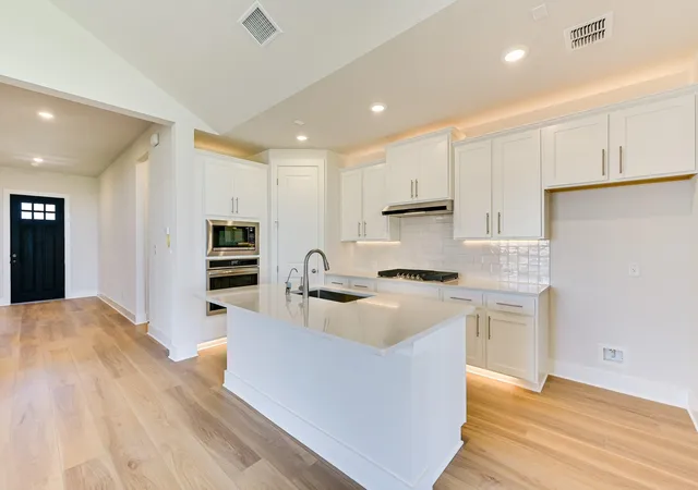 Photo 3 of Single family home for sale at 427 Fountain Grass Dr, San Marcos, TX 78666 | MLS# 7400531 | Listing updated on 2026-10-25