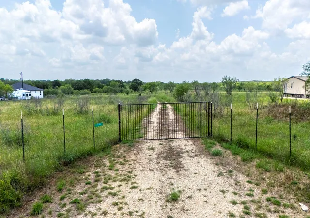 2nd image of 401 Turnback Trl, Dale, TX 78616 | MLS# 7449310