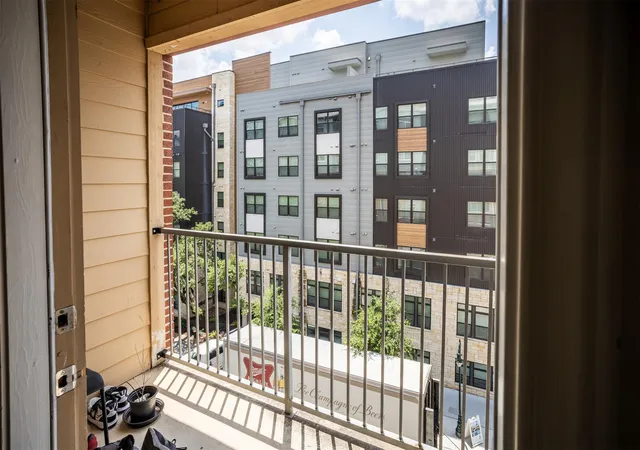 2nd image of 910 W 25Th St, Austin, TX 78705