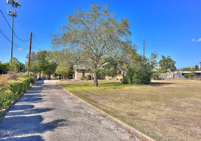 Photo 3 of Single family home for sale at 118 Oak Ridge Cir, Georgetown, TX 78628 | MLS# 9553861 | Listing updated on 2026-05-19
