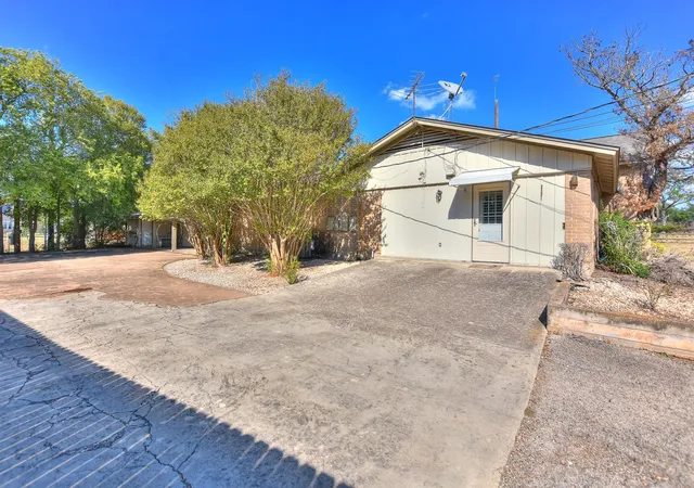 Photo 4 of Single family home for sale at 118 Oak Ridge Cir, Georgetown, TX 78628 | MLS# 9553861 | Listing updated on 2026-05-19
