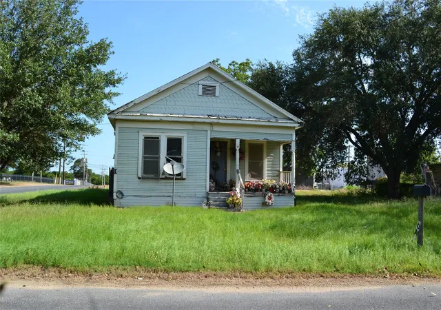 Photo 1 of Single family home for sale at 1053 Eilers St, Schulenburg, TX 78956 | MLS# 8963389 | Listing updated on 2025-11-27