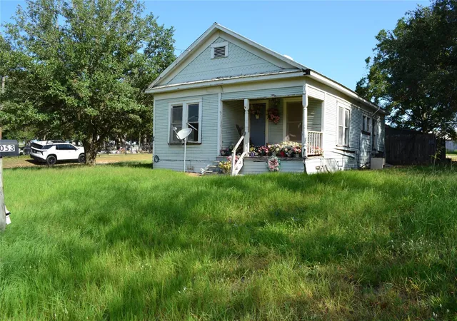 Photo 2 of Single family home for sale at 1053 Eilers St, Schulenburg, TX 78956 | MLS# 8963389 | Listing updated on 2025-11-27