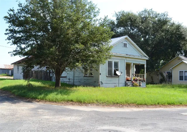 Photo 3 of Single family home for sale at 1053 Eilers St, Schulenburg, TX 78956 | MLS# 8963389 | Listing updated on 2025-11-27