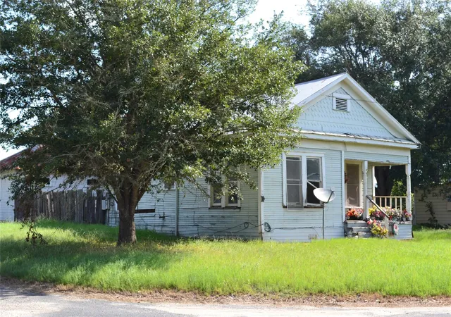 Photo 3 of Single family home for sale at 1053 Eilers St, Schulenburg, TX 78956 | MLS# 8963389 | Listing updated on 2025-11-27