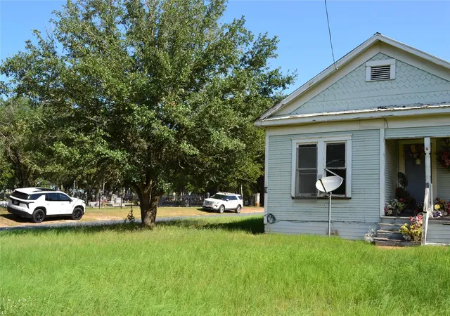 Photo 4 of Single family home for sale at 1053 Eilers St, Schulenburg, TX 78956 | MLS# 8963389 | Listing updated on 2025-11-27