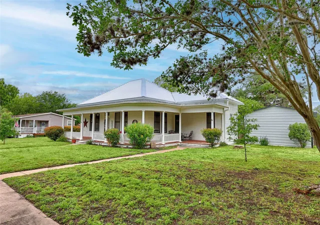 Homes for sale in Flatonia, TX | 403 E 7th St, Flatonia, TX 78941 | MLS# 4619905
