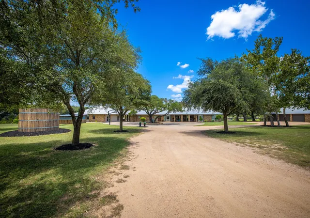 2nd image of 871 Chimney Valley Rd, Blanco, TX 78606 | MLS# 3453790