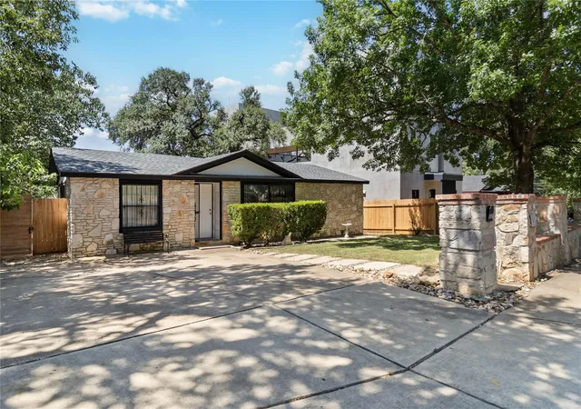 1st image of 1002 Walter St, Austin, TX 78702 | MLS# 2805046