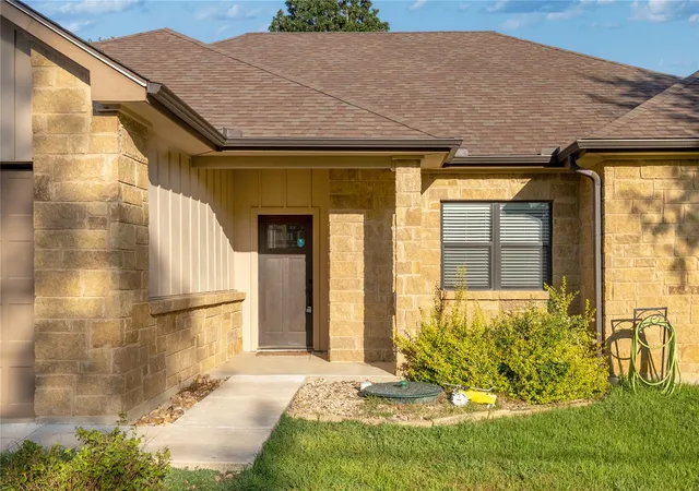 2nd image of 122 N Pohakea Dr, Bastrop, TX 78602 | MLS# 7916609