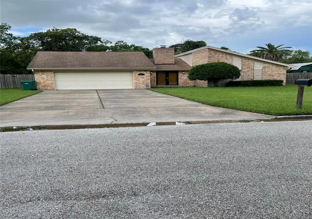 Photo 1 of Single family home for sale at 11 North Hts Dr, La Marque, TX 77568 | MLS# 7230766 | Listing updated on 2026-03-11