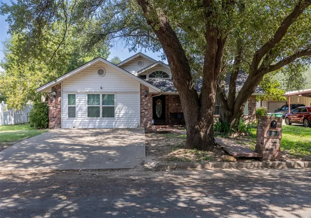 1st image of 704 E 16th St, Cameron, TX 76520 | MLS# 7738667