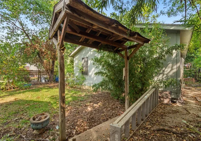 13th image of 1008 Linden St, Austin, TX 78702 | MLS# 2212827