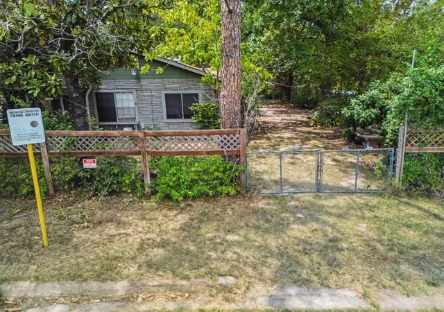 1st image of 1008 Linden St, Austin, TX 78702 | MLS# 2212827
