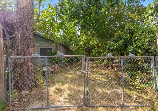 2nd image of 1008 Linden St, Austin, TX 78702 | MLS# 2212827