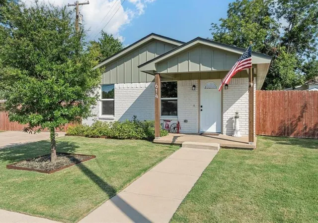 Photo 1 of Single family home for sale at 614 W 3rd Street, Mc Gregor, TX 76657 | MLS# 5533493 | Listing updated on 2026-08-29