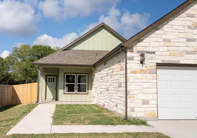 Photo 1 of Single family home for sale at 305 String Prairie Way, Smithville, TX 78957 | MLS# 8647092 | Listing updated on 2026-10-27