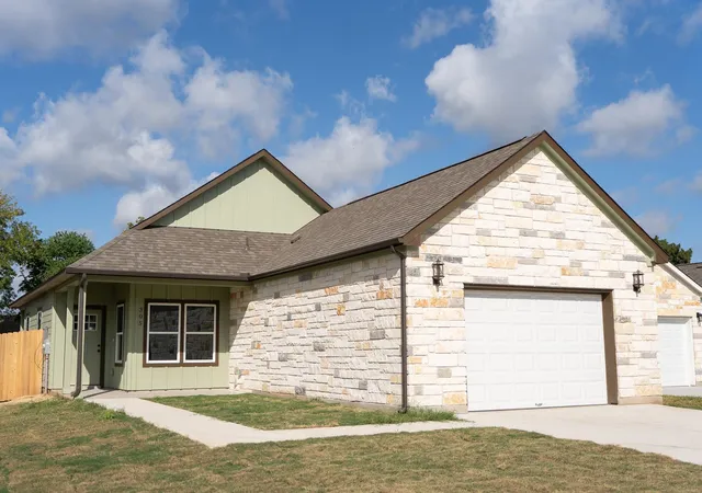 Photo 2 of Single family home for sale at 305 String Prairie Way, Smithville, TX 78957 | MLS# 8647092 | Listing updated on 2026-10-27