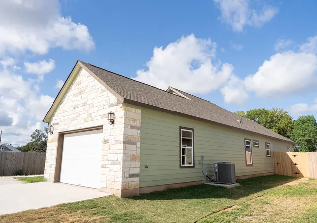 Photo 3 of Single family home for sale at 305 String Prairie Way, Smithville, TX 78957 | MLS# 8647092 | Listing updated on 2026-10-27