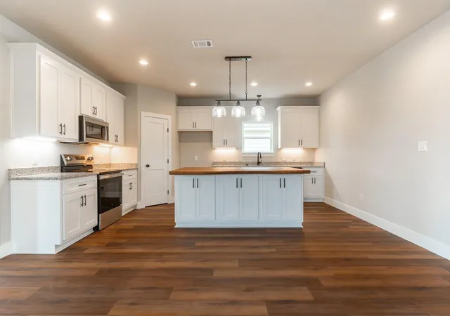 Photo 4 of Single family home for sale at 305 String Prairie Way, Smithville, TX 78957 | MLS# 8647092 | Listing updated on 2026-10-27