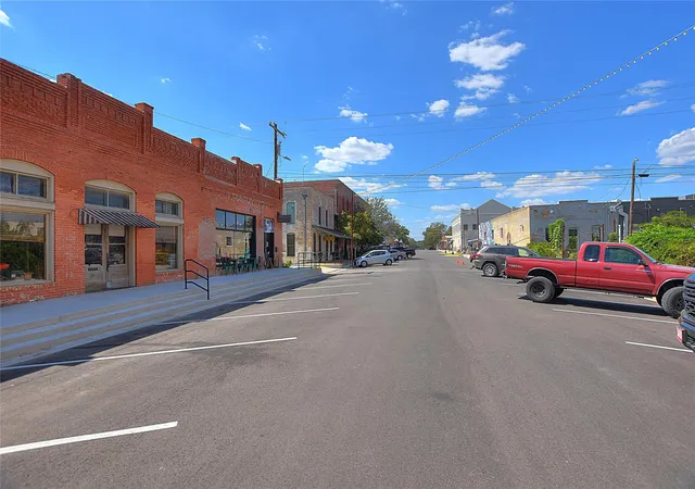4th image of 112 Ne 2Nd St, Smithville, TX 78957 | MLS# 2755286