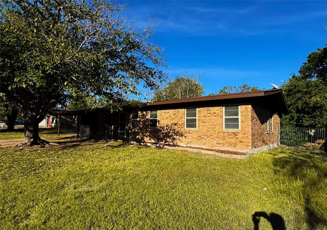 Photo 2 of Single family home for sale at 305 Highland Dr, Burnet, TX 78611 | MLS# 9543279 | Listing updated on 2026-09-05