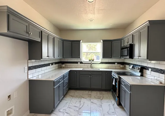 Photo 4 of Single family home for sale at 501 Maple St, Taylor, TX 76574 | MLS# 1722075 | Listing updated on 2025-10-22