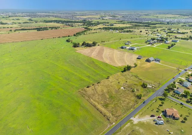 Photo 4 of House for sale at 1499 County Rd 311 Dr, Jarrell, TX 76537 | MLS# 4050595 | Listing updated on 2026-08-23