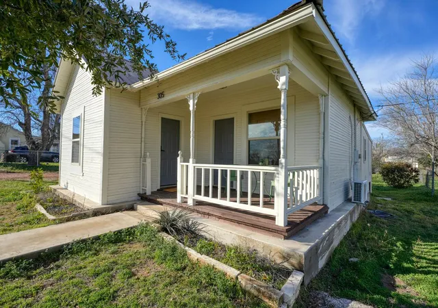 Homes for sale in Llano, TX | 305 W Tarrant St, Llano, TX 78643 | MLS# 3692197