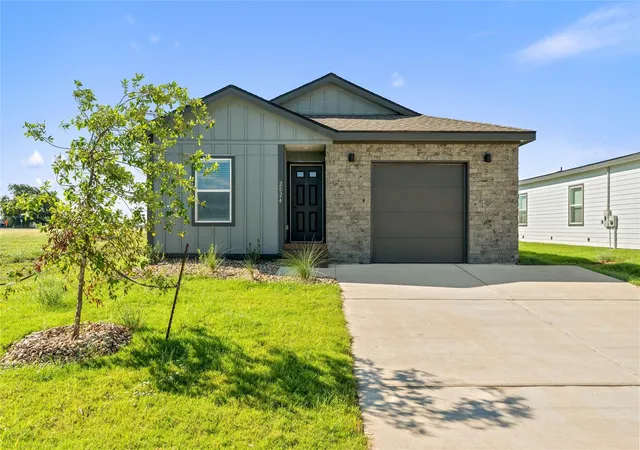 Photo 1 of Single family home for sale at 2024 Applewood Dr, Lockhart, TX 78644 | MLS# 7205974 | Listing updated on 2026-10-08