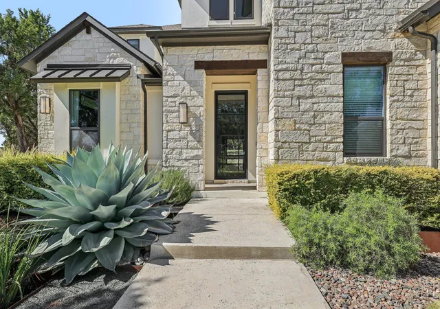 Photo 3 of Single family home for sale at 19316 Splendor Ct, Lago Vista, TX 78645 | MLS# 4441813 | Listing updated on 2026-09-01