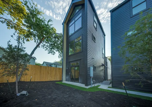 Photo 2 of Sale Pending at 605 E 55th Street #6, Austin, TX 78751 | MLS# 2070023 | Listing updated on 2026-09-06