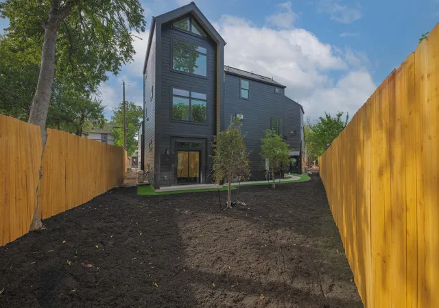 Listing Photo 2 - Condo for sale in building located at 605 E 55Th St, Austin, TX 78751 - Unit #6