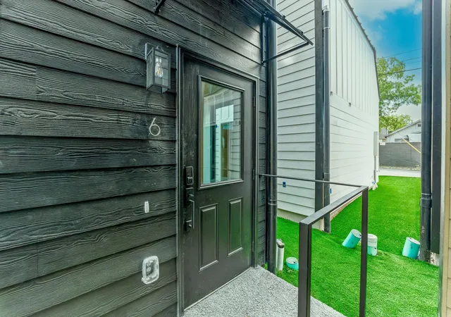 Photo 3 of Sale Pending at 605 E 55th Street #6, Austin, TX 78751 | MLS# 2070023 | Listing updated on 2026-09-06