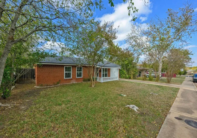 Photo 2 of Single family home for sale at 5704 Cedardale Dr, Austin, TX 78745 | MLS# 1431286 | Listing updated on 2026-09-30