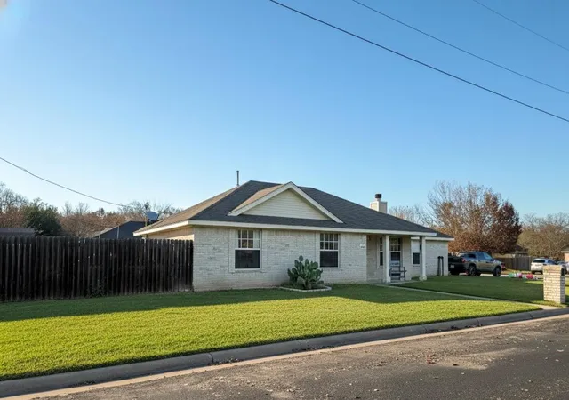 2nd image of 305 Maple Ln, Elgin, TX 78621 | MLS# 4934210