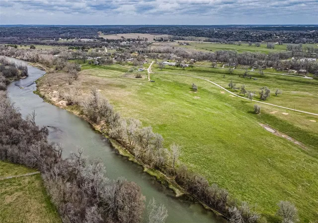 Photo 3 of House for sale at 121 Mechelle St, Smithville, TX 78957 | MLS# 5686403 | Listing updated on 2026-08-21