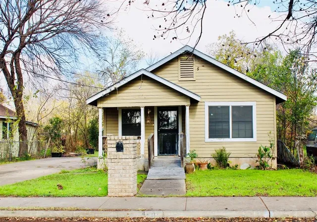 Photo 1 of Single family home for sale at 4704 Gonzales St, Austin, TX 78702 | MLS# 8721235 | Listing updated on 2026-03-20