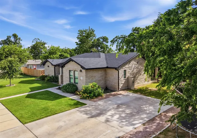 Photo 3 of Single family home for sale at 1905 S College St, Georgetown, TX 78626 | MLS# 6432527 | Listing updated on 2026-08-05
