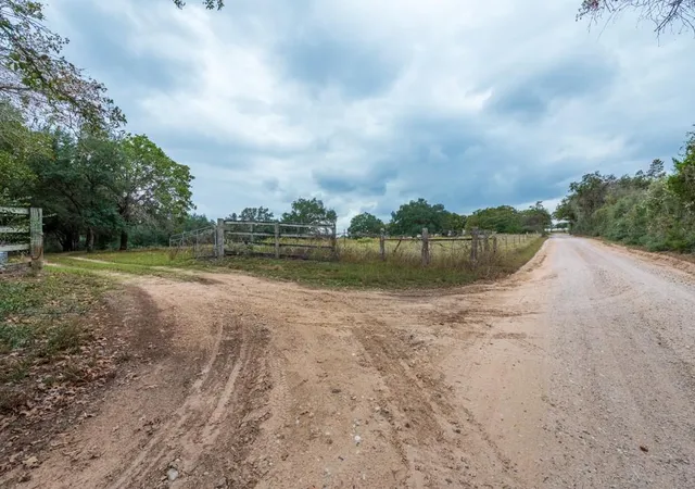Homes for sale in Waelder, TX | 4623 County Road 444, Waelder, TX 78959 | MLS# 9181571