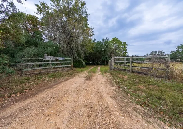Homes for sale in Waelder, TX | 4623 County Road 444, Waelder, TX 78959 | MLS# 9181571