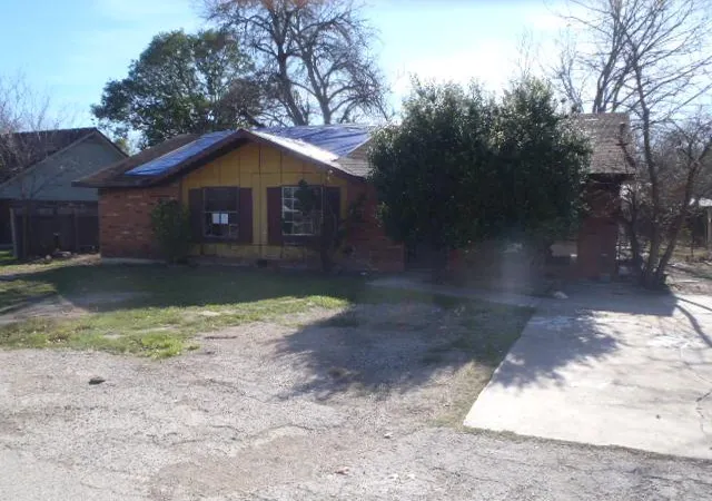 Photo 2 of Sale Pending at 652 Fir Ln, Lockhart, TX 78644 | MLS# 5694445 | Listing updated on 2026-09-13