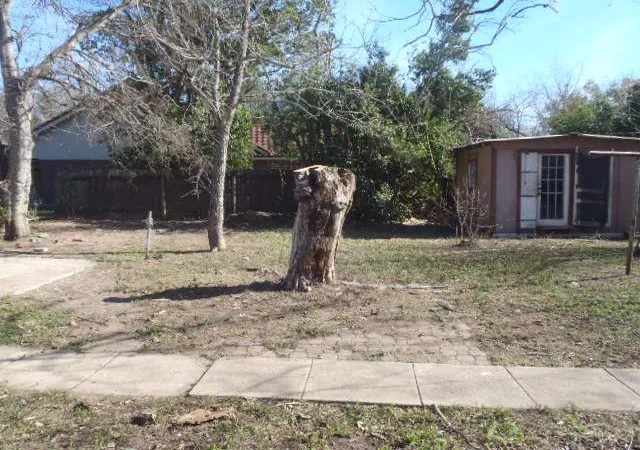 Photo 3 of Sale Pending at 652 Fir Ln, Lockhart, TX 78644 | MLS# 5694445 | Listing updated on 2026-09-13