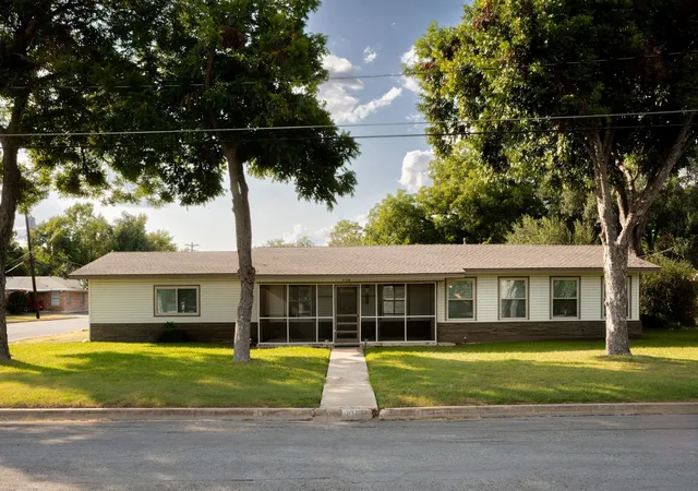 1st image of 811 Nixon St, Lockhart, TX 78644 | MLS# 9735634